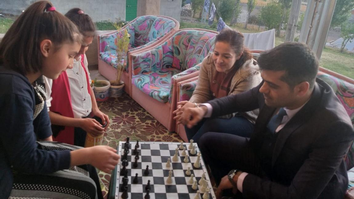 Okul Müdürümüz Mustafa KRAL ile Öğrencimiz Suna HACIOĞLU'nun Satranç Oyunu 